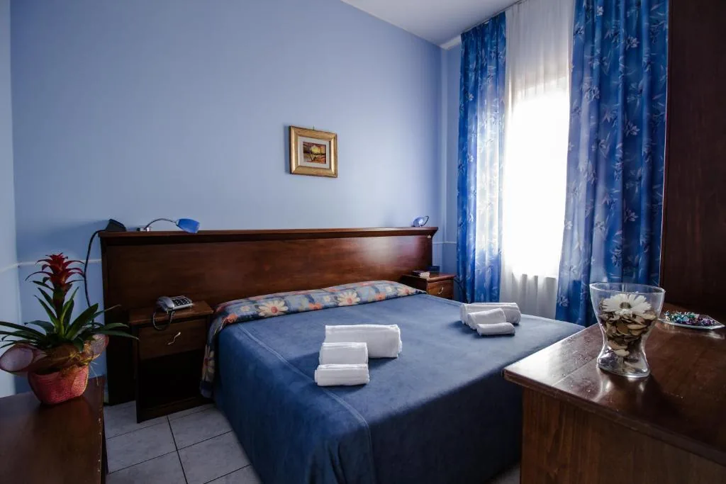 Camera Matrimoniale/Doppia con Letti Singoli — Miramare Hotel